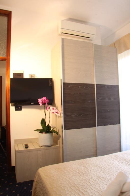 Hotel Tilly เชเซนาติโก ภายนอก รูปภาพ