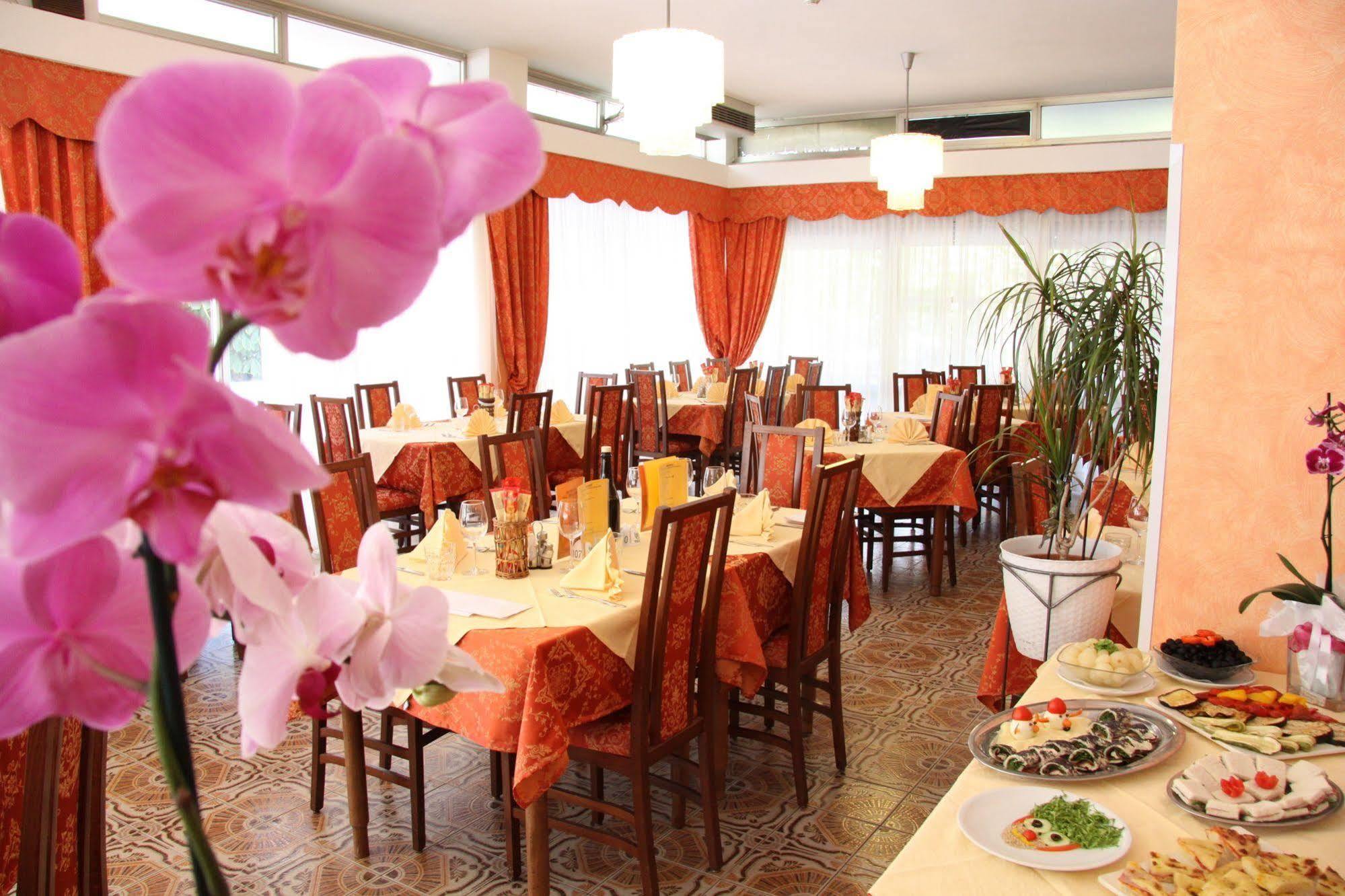 Hotel Tilly เชเซนาติโก ภายนอก รูปภาพ