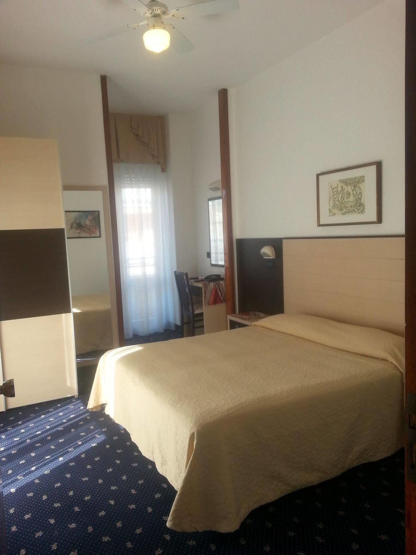 Hotel Tilly เชเซนาติโก ภายนอก รูปภาพ